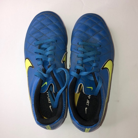 Boys Nike soccer shoes - Picture 2 of 8